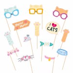 Set de 14 elemente de recuzita foto din carton cu tematica pisici, incluzand capete de pisicute cu ochelari, labute, soricel, os de peste, zgarda si mesaje haioase precum Meow Meow si I Love Cats
