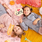 Set de 14 elemente de recuzita foto din carton cu tematica pisici, incluzand capete de pisicute cu ochelari, labute, soricel, os de peste, zgarda si mesaje haioase precum Meow Meow si I Love Cats