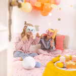 Set de 14 elemente de recuzita foto din carton cu tematica pisici, incluzand capete de pisicute cu ochelari, labute, soricel, os de peste, zgarda si mesaje haioase precum Meow Meow si I Love Cats