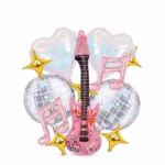 Aranjament din 11 baloane din folie cu tematică muzicală, incluzând o chitară roz detaliată, sfere orbz tip glob disco, inimi cu finisaj holografic iridescent, note muzicale roz și stele strălucitoare în 4 colțuri