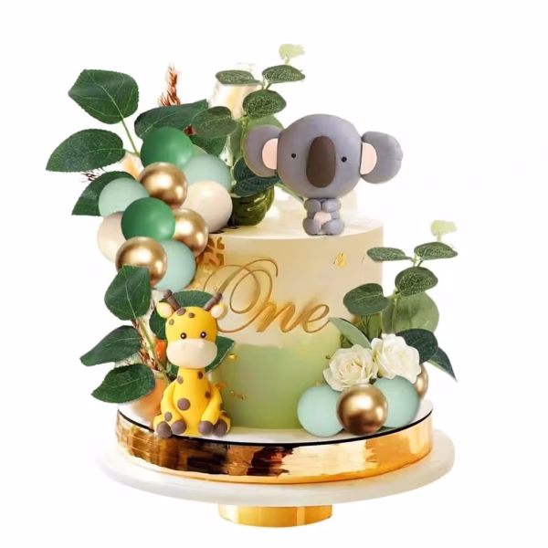 Tort decorat cu tematica safari incluzand o figurina urs koala gri pe nivelul superior o girafa galbena la baza frunze verzi si o cascada de sfere in nuante de auriu bej si verde