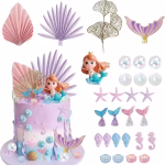 Tort decorat cu tematica marina incluzand o figurina sirena 3D, cozi de sirena, perle, scoici, frunze evantai pastelate si elemente aurii
