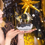 Set de 6 toppere din carton pentru tort de Revelion, ilustrând elemente festive minimaliste în culorile negru și auriu: o sticlă de șampanie cu textul Cheers, o explozie de artificii, un pahar elegant de șampanie, o rachetă de artificii, o stea cu opt colțuri și un ceas care indică miezul nopții