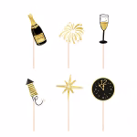 Set de 6 toppere din carton pentru tort de Revelion, ilustrând elemente festive minimaliste în culorile negru și auriu: o sticlă de șampanie cu textul Cheers, o explozie de artificii, un pahar elegant de șampanie, o rachetă de artificii, o stea cu opt colțuri și un ceas care indică miezul nopții