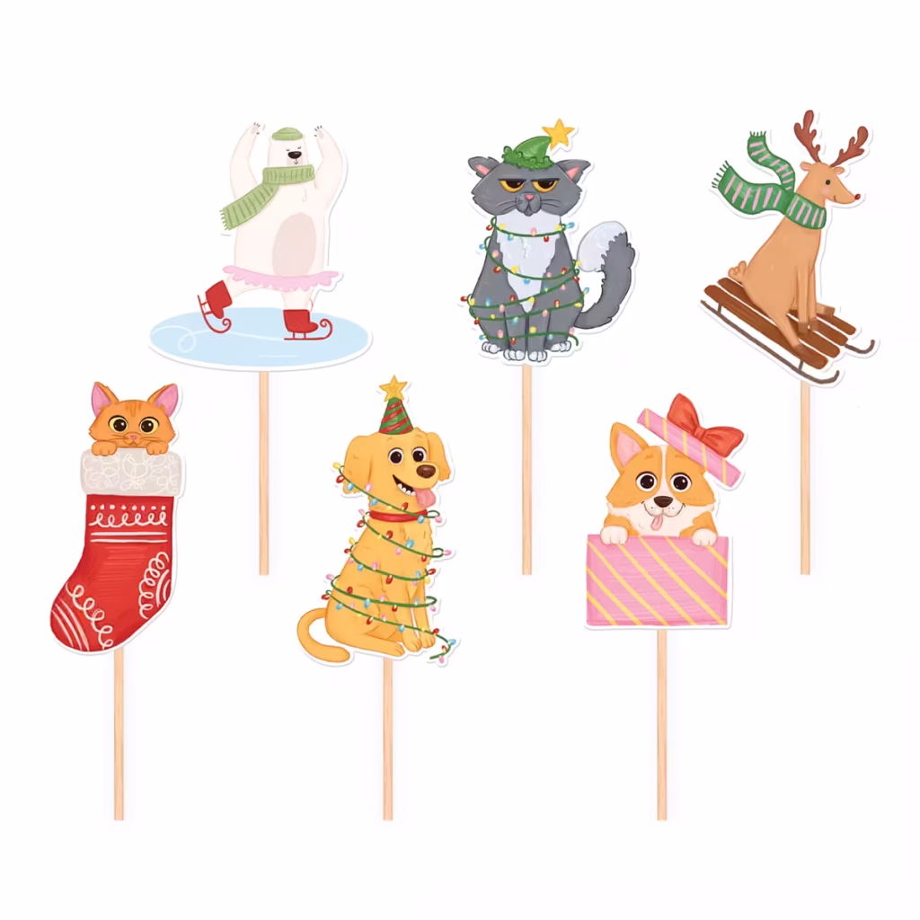 Set De 6 Toppere Din Carton Pentru Tort, Ilustrând Animăluțe Simpatice În Ipostaze Amuzante De Iarnă: Un Urs Polar Patinând, O Pisică Morocănoasă Și Un Cățel Încurcați În Luminițe De Crăciun, Un Ren Pe Sanie, O Pisicuță Într-O Șosetă Festivă Și Un Corgi Ieșind Dintr-Un Cadou