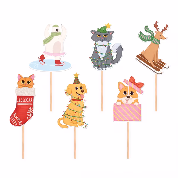 Set de 6 toppere din carton pentru tort, ilustrând animăluțe simpatice în ipostaze amuzante de iarnă: un urs polar patinând, o pisică morocănoasă și un cățel încurcați în luminițe de Crăciun, un ren pe sanie, o pisicuță într-o șosetă festivă și un corgi ieșind dintr-un cadou