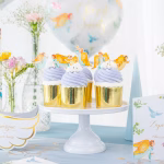 Set de 6 toppere din carton pentru tort, ilustrând îngerași delicați cu aripi aurii în diverse ipostaze: zburând, rugându-se sau cântând la trâmbiță, îmbrăcați în robe diafane