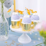Set de 6 toppere din carton pentru tort, ilustrând îngerași delicați cu aripi aurii în diverse ipostaze: zburând, rugându-se sau cântând la trâmbiță, îmbrăcați în robe diafane