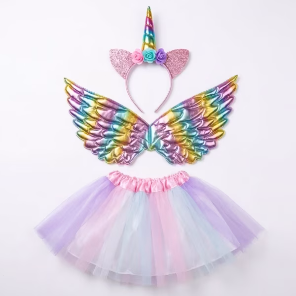 Costum pentru fete format din 3 piese incluzand o pereche de aripi metalizate multicolore o fusta din tulle in nuante pastelate de roz mov si albastru si o coronita cu corn de unicorn sclipitor urechiuse si flori