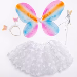 Costum pentru fete format din 4 piese incluzand o pereche de aripi multicolore in nuante de roz portocaliu si albastru, o fusta alba din tulle decorata cu aplicatii in forma de fluturi, o coronita asortata si o bagheta fermecata