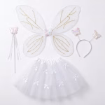 Costum pentru fete format din 4 piese de culoare alba incluzand o pereche de aripi de fluture cu detalii aurii o fusta din tulle decorata cu fundite albe o coronita tematica si o bagheta asortata cu panglici argintii