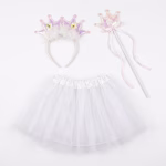 Costum pentru fete format din 3 piese incluzand o fusta din tulle alb o coronita irizata in forma de coroana regala cu puf si flori si o bagheta asortata cu panglici roz
