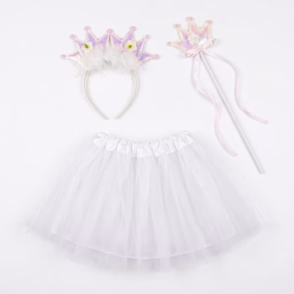 Costum pentru fete format din 3 piese incluzand o fusta din tulle alb o coronita irizata in forma de coroana regala cu puf si flori si o bagheta asortata cu panglici roz