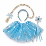 Costum pentru fete format din 3 piese incluzand o fusta din tulle albastru cu imprimeu argintiu cu fulgi de nea o bentita accesorizata cu o coada blonda impletita si o bagheta argintie in forma de fulg de zapada