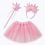 Costum pentru fete format din 3 piese incluzand o fusta din tulle roz cu banda satinata in talie o coronita irizata in forma de coroana regala cu puf si floricele si o bagheta asortata cu panglici