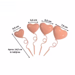 Comanda set 4 ornamente topper tort tip inima baloane in nuanta somon pastel. Realizate din plastic rezistent, dimensiuni variate pentru un decor romantic cu volum.