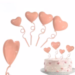 Comanda set 4 ornamente topper tort tip inima baloane in nuanta somon pastel. Realizate din plastic rezistent, dimensiuni variate pentru un decor romantic cu volum.
