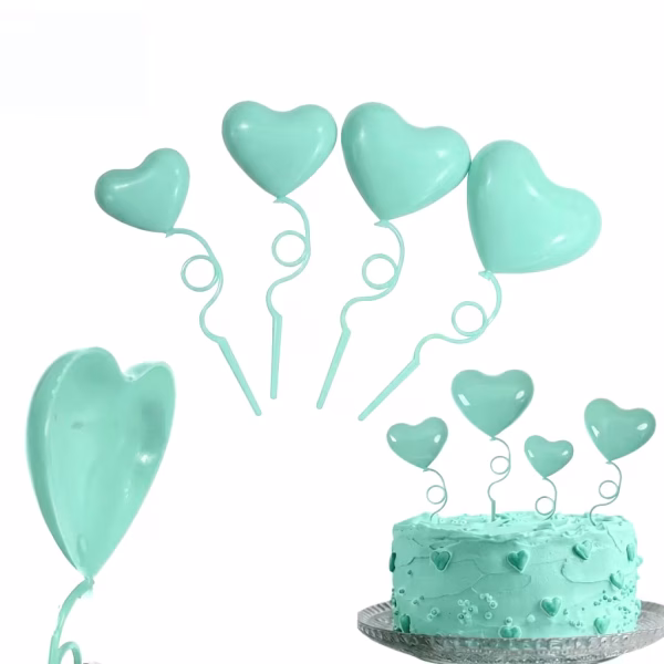 Set de 4 toppere din plastic lucios in forma de inimi tip balon de culoare turcoaz, prevazute cu tije ondulate ce imita panglicile, asezate ca decor pe un tort asortat in aceeasi nuanta