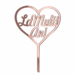 Topper de tort din acril tip oglinda rose gold avand forma unei inimi care incadreaza mesajul caligrafic La Multi Ani, prevazut cu o tija de fixare integrata