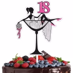 Tort de ciocolata decorat cu fructe de padure proaspete, avand in varf un topper din carton cu sclipici negru si argintiu reprezentand o silueta feminina intr-un pahar de martini, acompaniata de un buchet de flori si cifra 18 roz