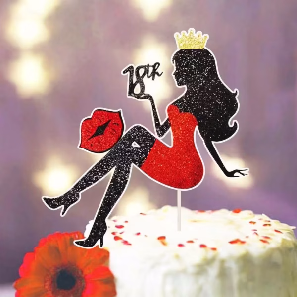 Tort alb decorat cu un topper din carton cu sclipici negru, rosu si auriu, reprezentand silueta unei fete in rochie rosie cu o coronita aurie, tinand mesajul 18th in mana, avand buze rosii alaturi