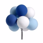 Topper pentru tort format dintr-un buchet de 8 sfere din polistiren colorat in nuante de alb, albastru inchis si bleu, prinse pe o tija din sarma rasucita