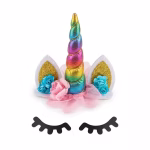 Tort decorat cu un topper unicorn 3D din material textil cu corn multicolor si urechi aurii, alaturi de flori textile si gene negre din carton aplicate pe lateral