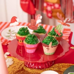 Set de 24 decoratiuni pentru briose de Craciun incluzand toppere pe bat si ambalaje decorative cu modele asortate de iarna